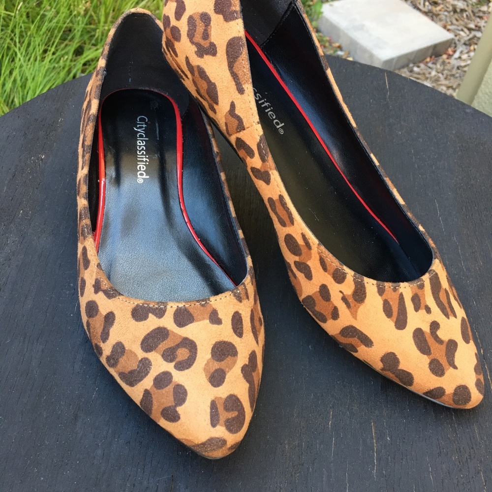 🌻 Super cute, mini-wedge, leopard-print shoes. Great with pants or skirts.💛🤎